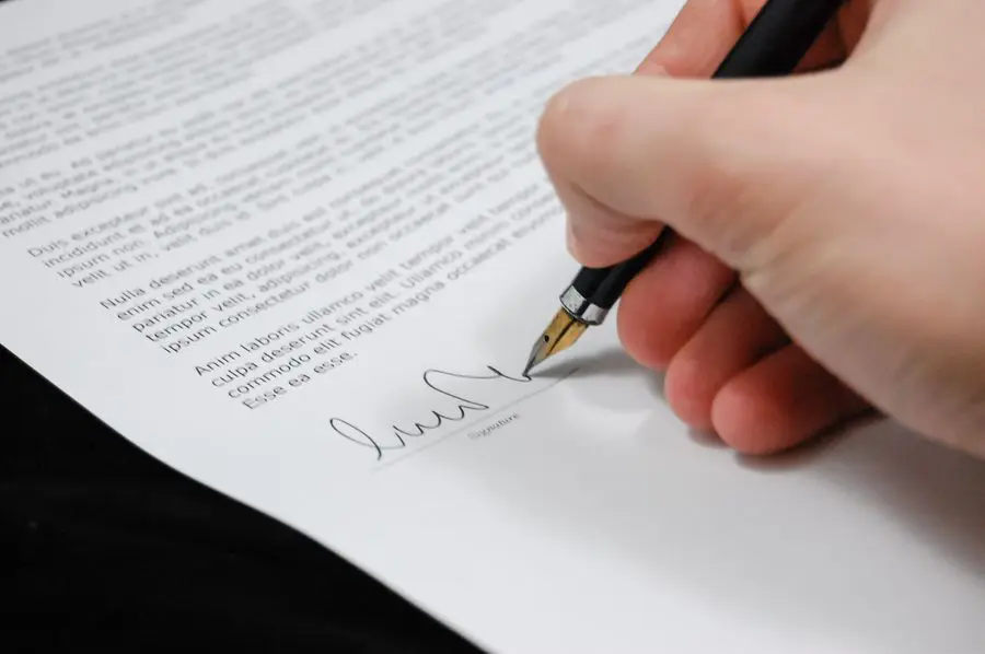 Unterschriebenes Dokument mit Stift