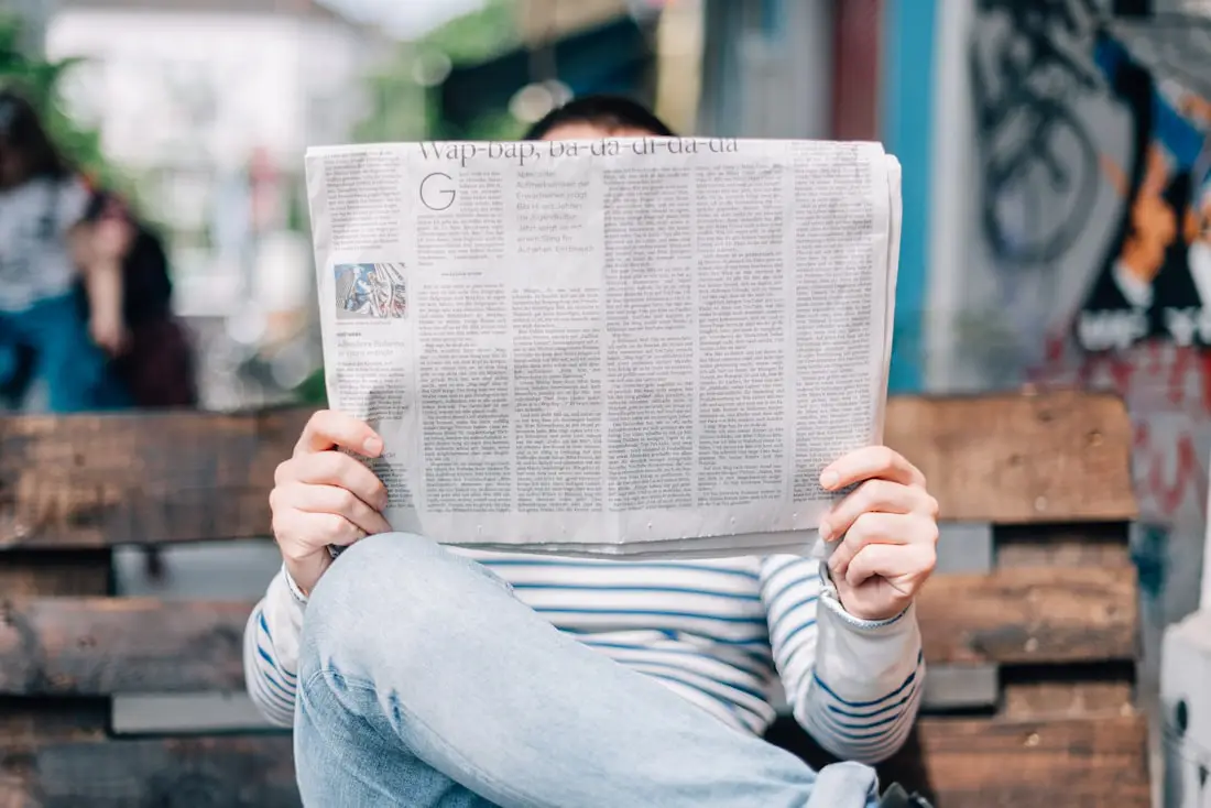 Aufgeschlagene Zeitung auf Schreibtisch